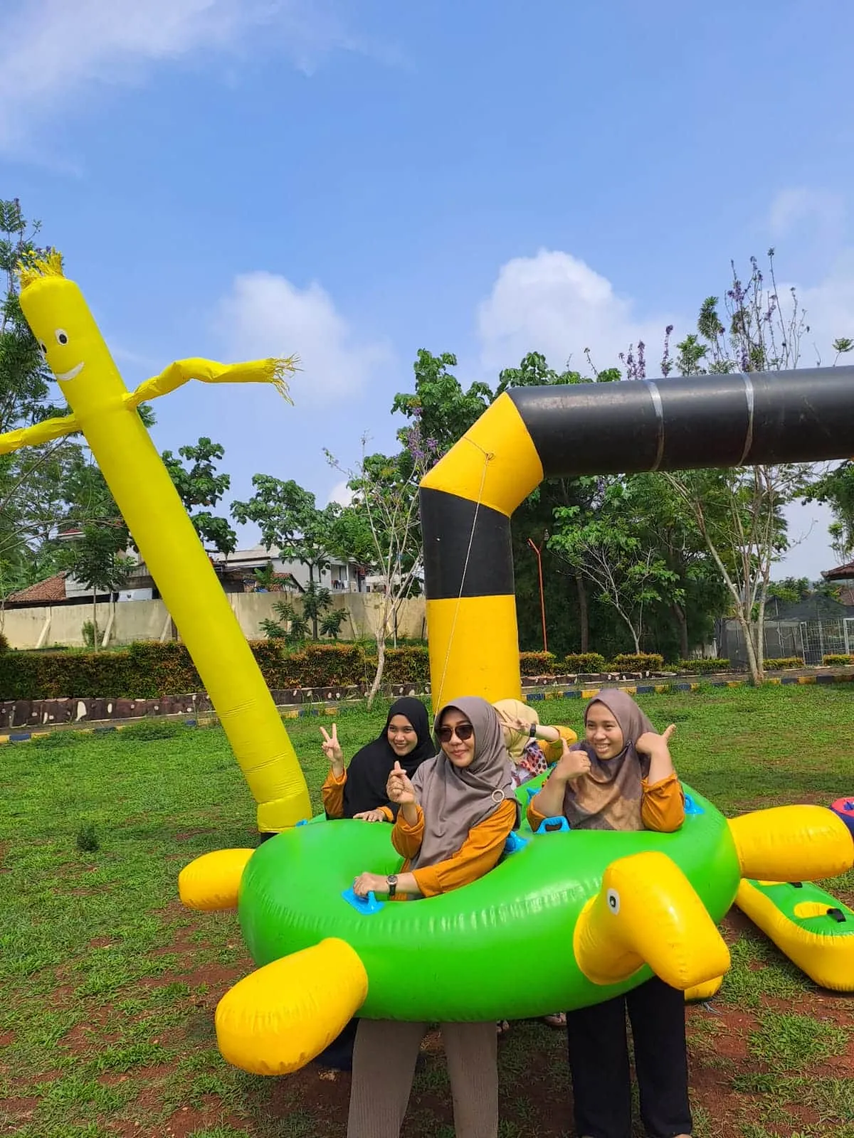 Kegiatan employee outing gathering di Anyer