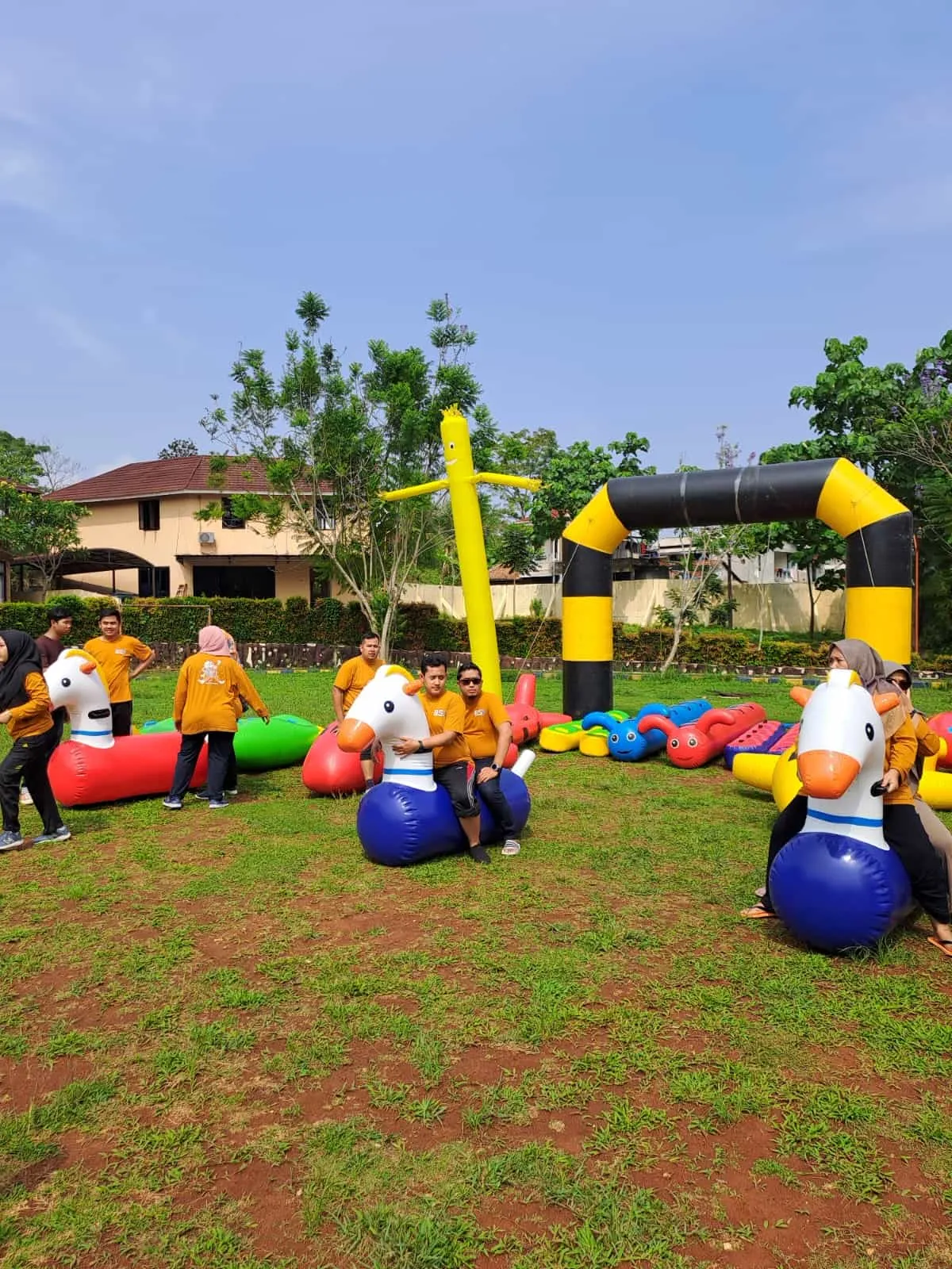 Kegiatan outing karyawan di pantai Anyer